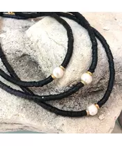 Black necklace with pearl