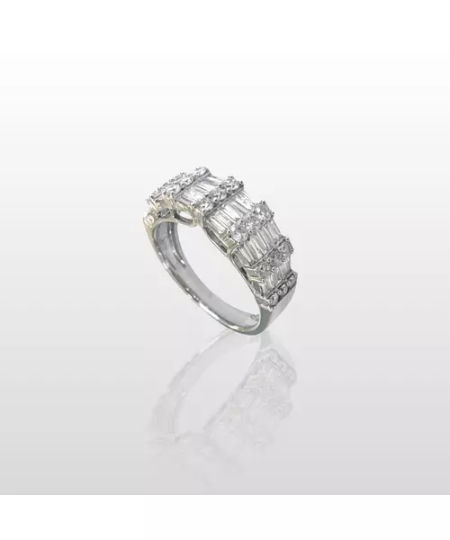 18ct White Gold Ring with Diamonds