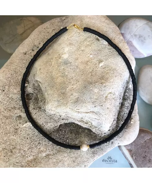 Black necklace with pearl