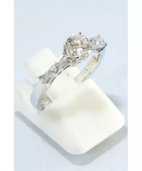 ENGAGEMENT RING H-VS1 0.70CTW 0.24CTW